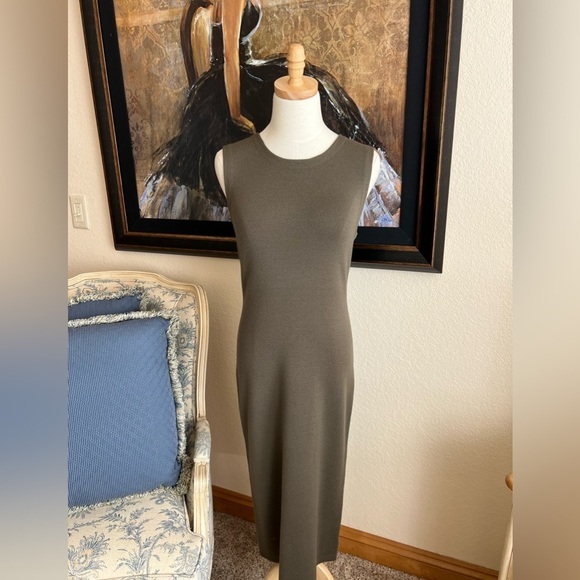 Like New Theory Olive Maxi Dress Size M 100% Wool - Picture 4 of 7
